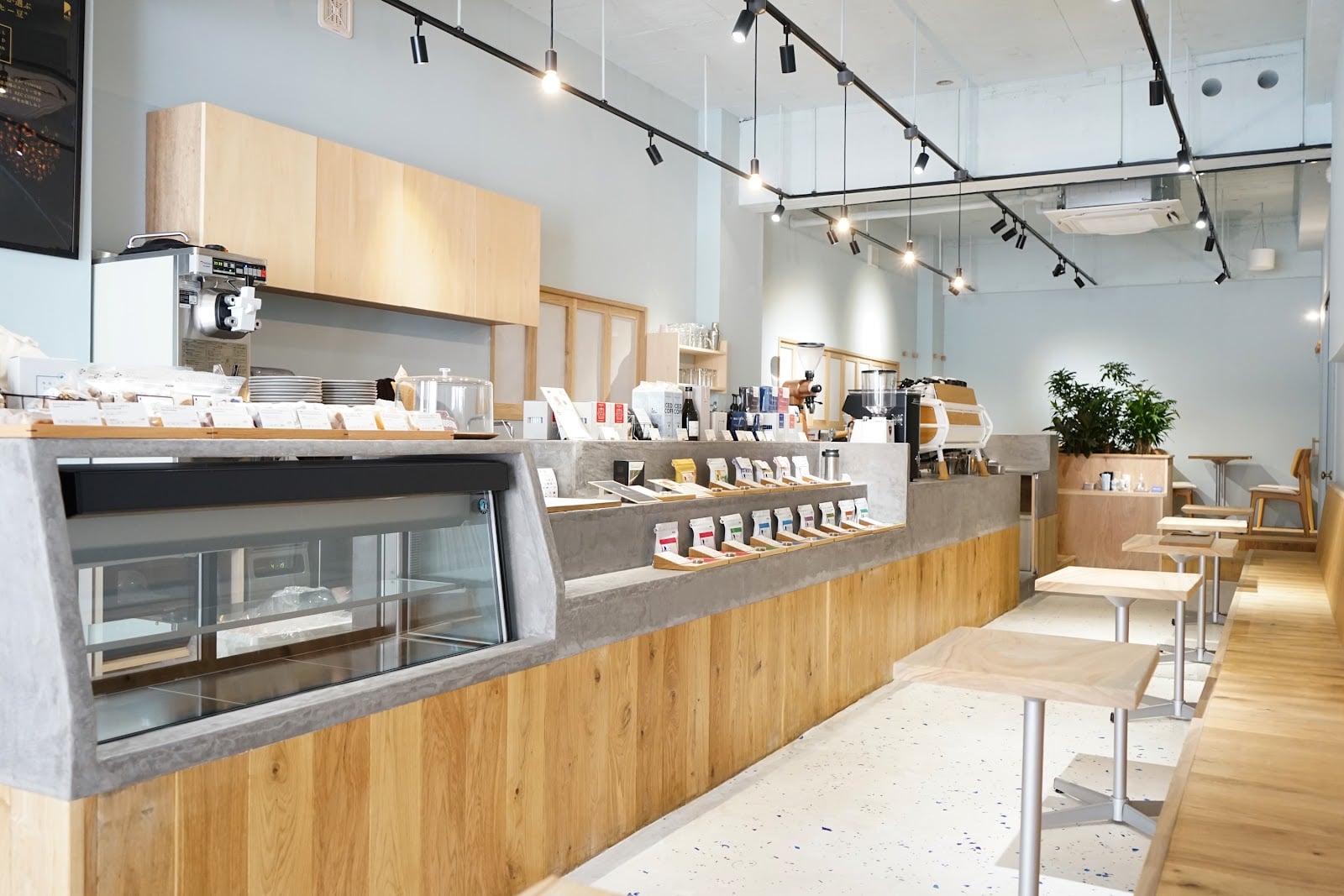 Rec Coffee Tenjinminami interior