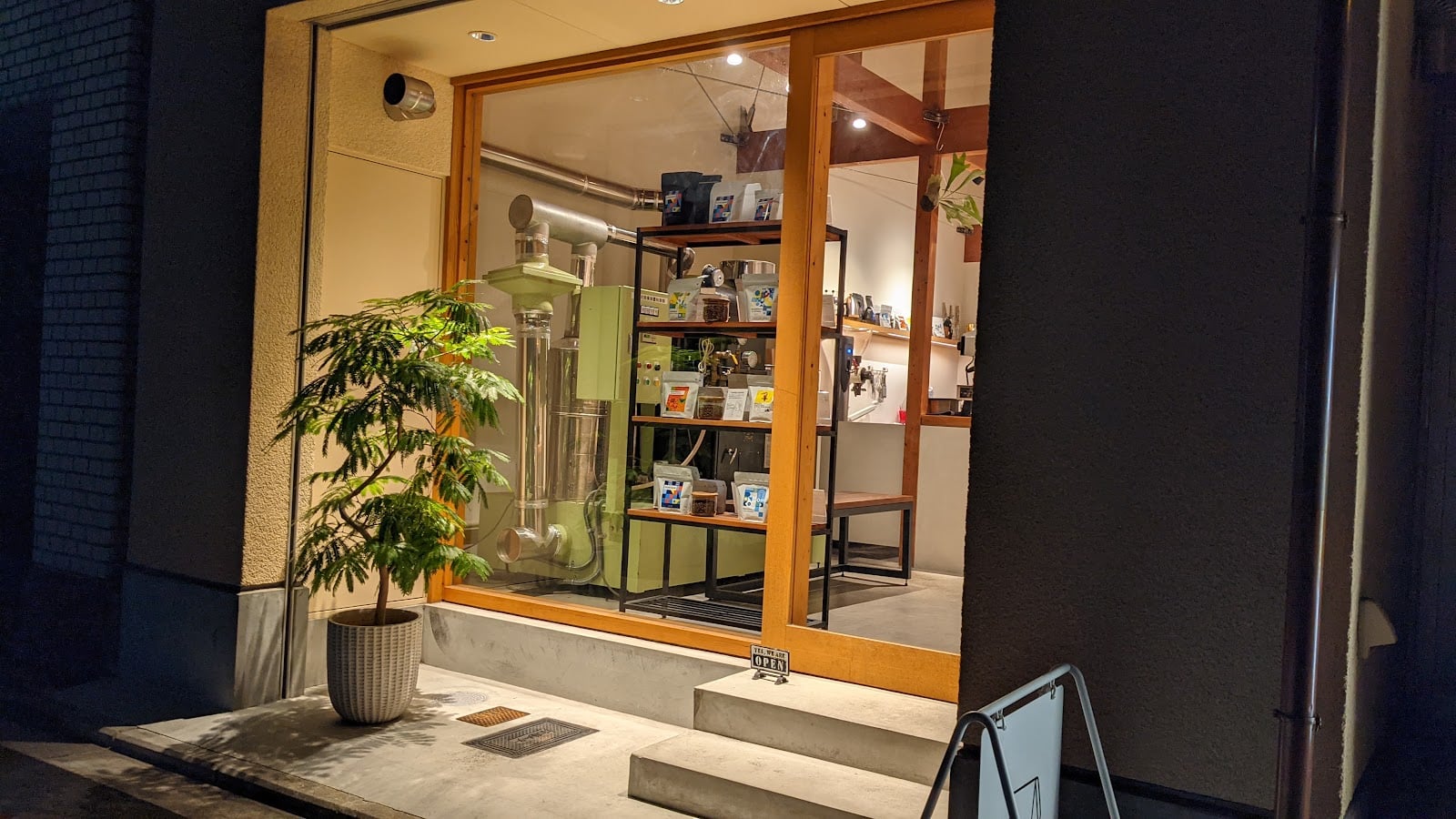 IOLITE COFFEE ROASTERS interior