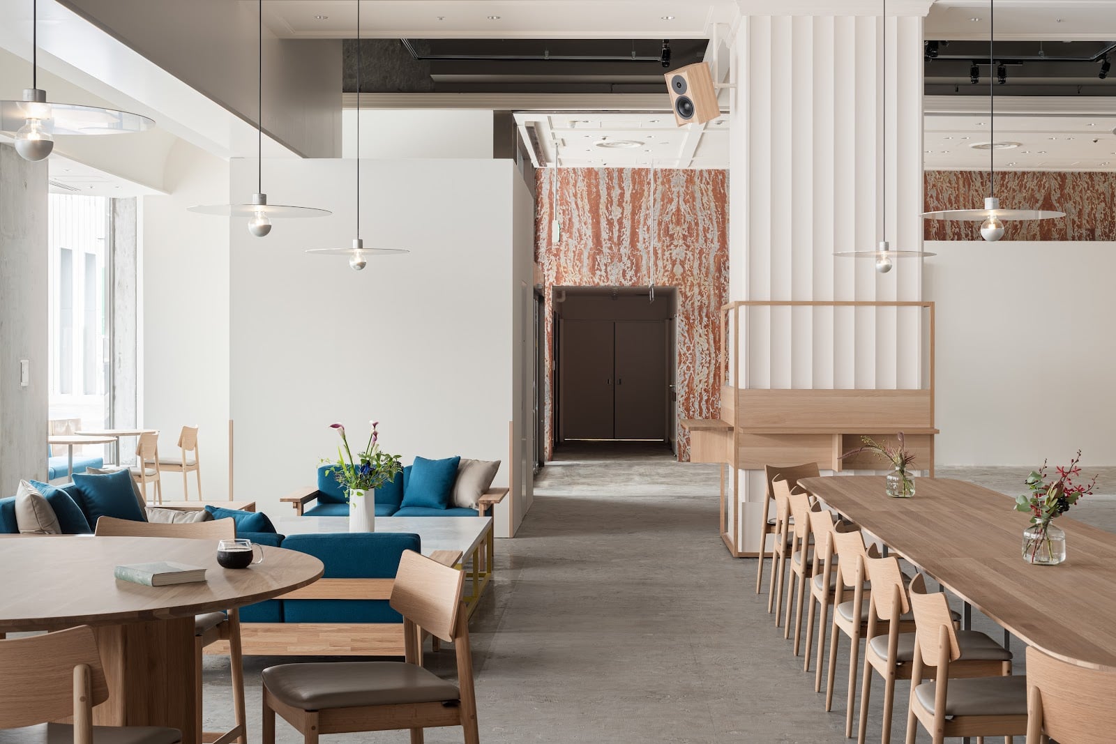 Blue Bottle Coffee - Kobe Hankyu Cafe interior
